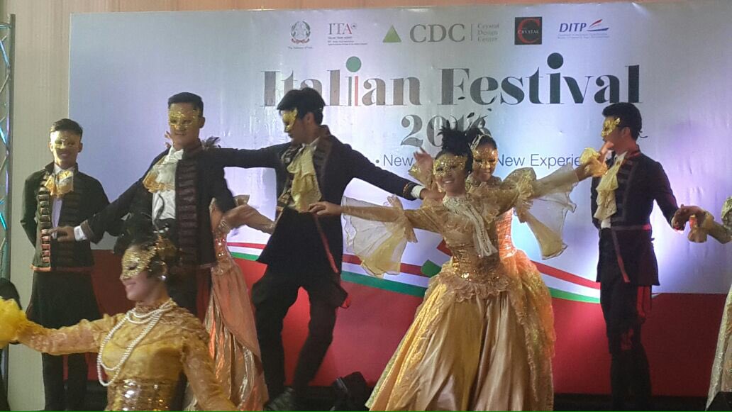 ItalyinThailand's tweet photo. #AmbNisio opens #ItalianDesignWeek @crystaldesignth #ItalianFestivalThailand @Diplomazia_Ec_I @LaTriennale https://t.co/cIw3ryZ5NV