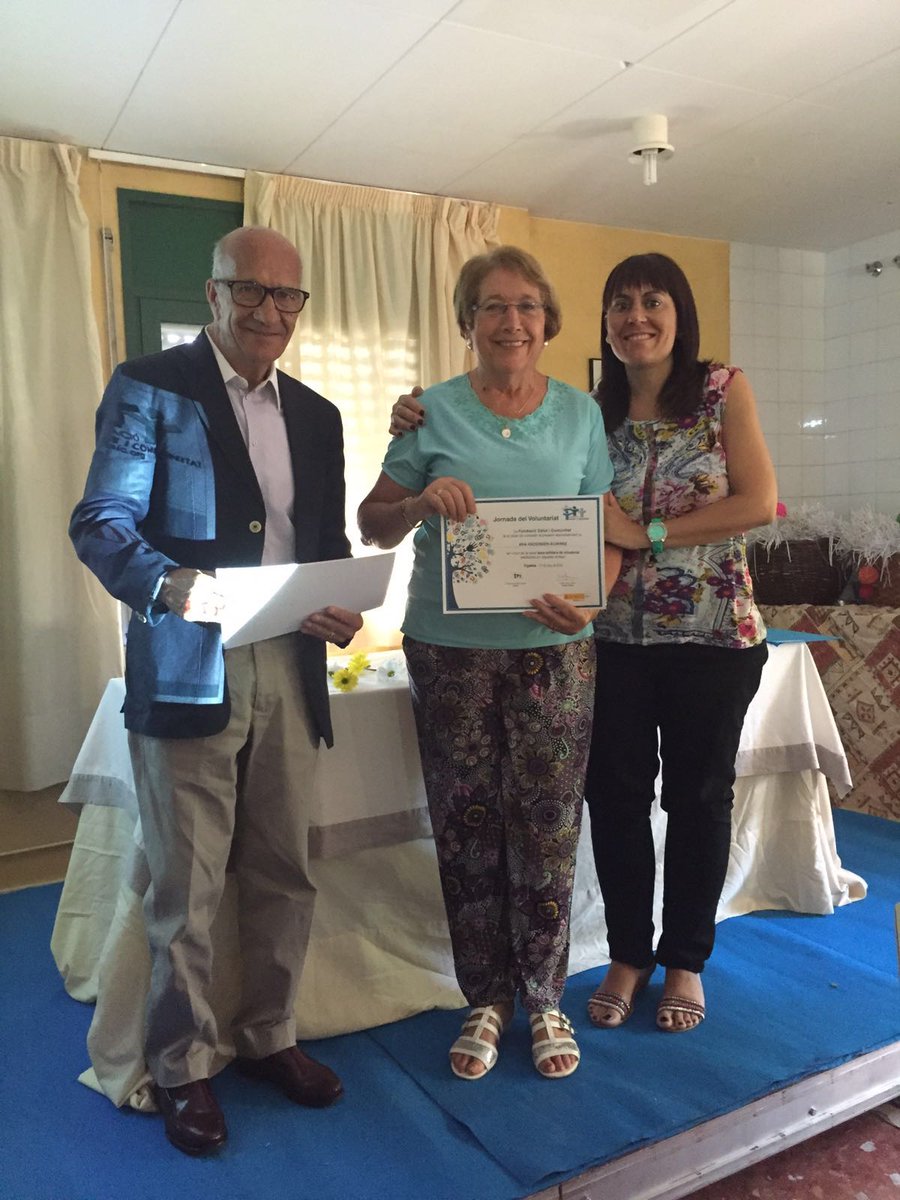 AmparoSuayM's tweet photo. Hoy homenaje a la labor del #voluntariado de @fundsalcom y entrega de diplomas en Figueras con @pacogonzalez44 https://t.co/WKyDASanom