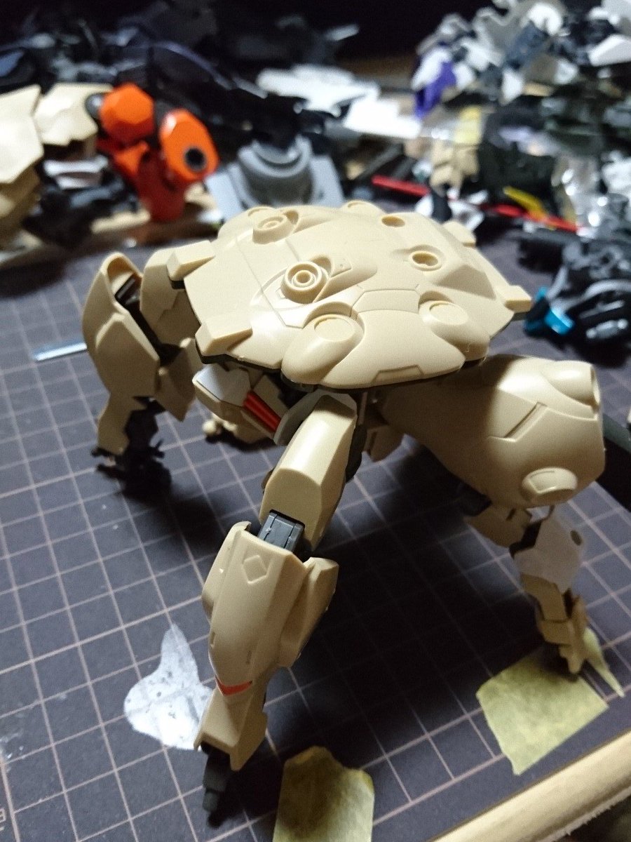 Linegod そして 腕を使えば四足歩行にも あと２枚目は今作成中のパワードスーツとの比較 ガンプラ