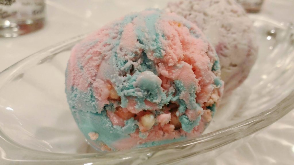 HyunmeenAha's tweet photo. Bubblegum ไอศครีมใหม่สเวนเซ่นดีงามมาก รสชาติคล้ายวอลล์เรนโบว แต่มีเม็ดๆที่แตกในปากด้วย สีก็น่ารักมาก #อร่อยไปแดก https://t.co/oSd8lgO047