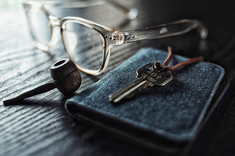 VertiSmartTags's tweet photo. The average person spends 10 minutes every morning searching for items. Are you one of them? https://t.co/TluVoPGVhx https://t.co/cY5w6rCN6h