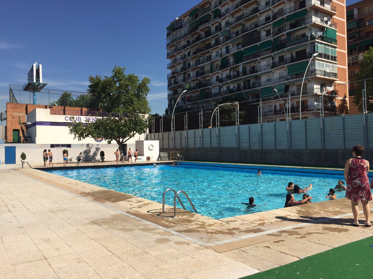 Últim dia de classe a la piscina del #clubtenissantadria gràcies a <a href="/AjSantAdria/">Ajuntament SantAdrià</a>