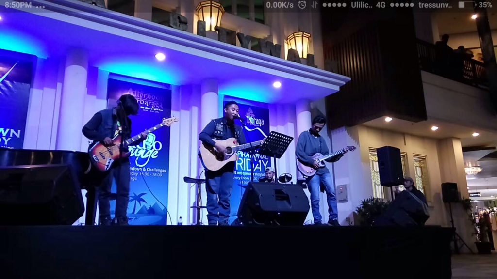 Penampil ke-3: ada band keren nih!! Baru kebentuk udah keren gini hmm. "6 AM", bawain Adventure of a Lifetime, lah😒😒