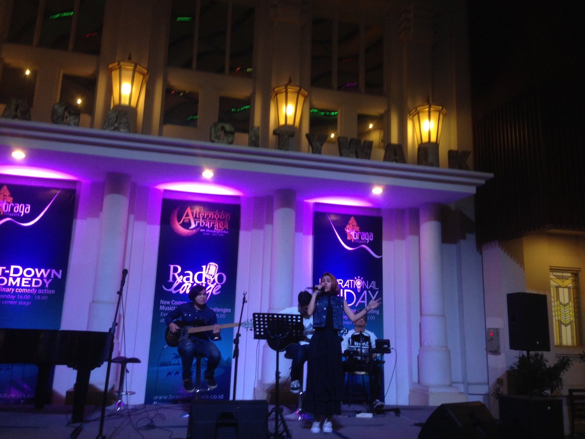 Penampilan terakhir 😔 ga kerasa yak 😔 .. Ada LAF nih. Band baru juga yg sama-sama kece. Pasti tau deh vokalisnya🙈🙈