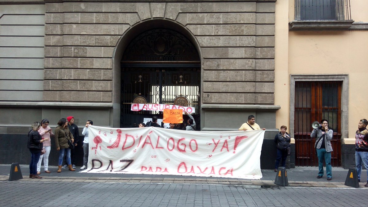 jiz_cdmx's tweet photo. #PRDConOaxaca #PazParaOaxaca manifestación y toma simbólica de la SEP #JuventudesPRD #JuventudesDeIzquierda https://t.co/N3jpGFYplv