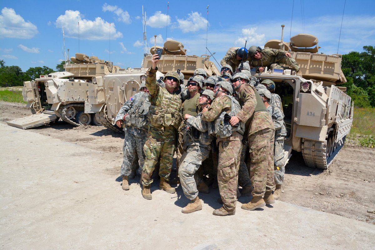 USArmy's tweet photo. #NationalSelfieDay!  @FORSCOM Cmdr, Gen. Abrams shows the #USArmy how it's done! https://t.co/dPLQv8qUdG