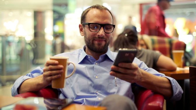 Queerty's tweet image. Doctor Explains Why You’re Addicted To Grindr queer.to/28JRuj1 #appaddiction #gaysexaddict #grindraddiction