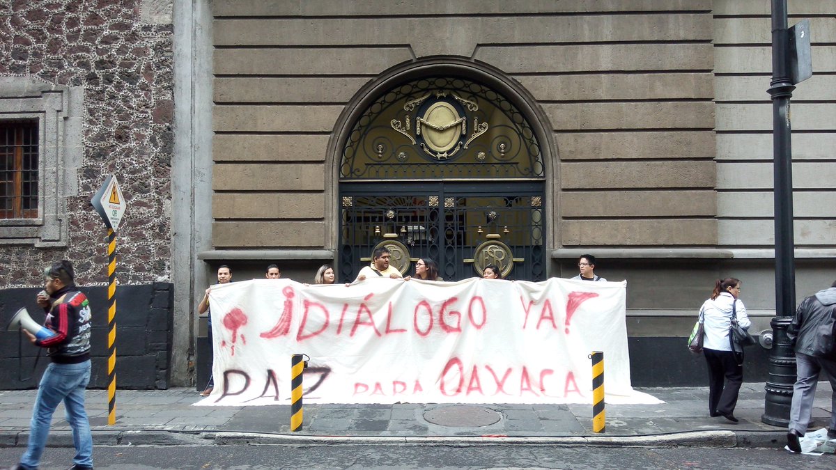 jiz_cdmx's tweet photo. #PRDConOaxaca #PazParaOaxaca manifestación y toma simbólica de la SEP #JuventudesPRD #JuventudesDeIzquierda https://t.co/N3jpGFYplv