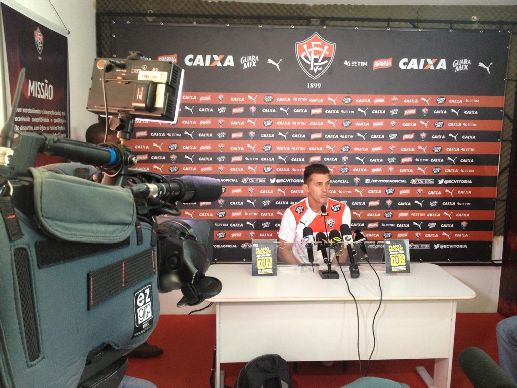 ECVitoria's tweet image. Mancini: "O Norberto se queixa de dores no joelho, em razão do longo tempo que ficou parado, e não viaja"