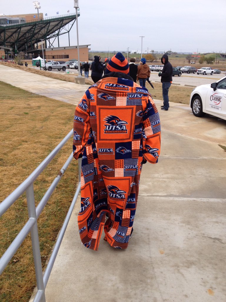 ChuckimusPrime's tweet photo. @SanAustinSports @nssmithtx because I can rock a kick ass Snuggie like s boss #birdsup https://t.co/9362cTOVqj