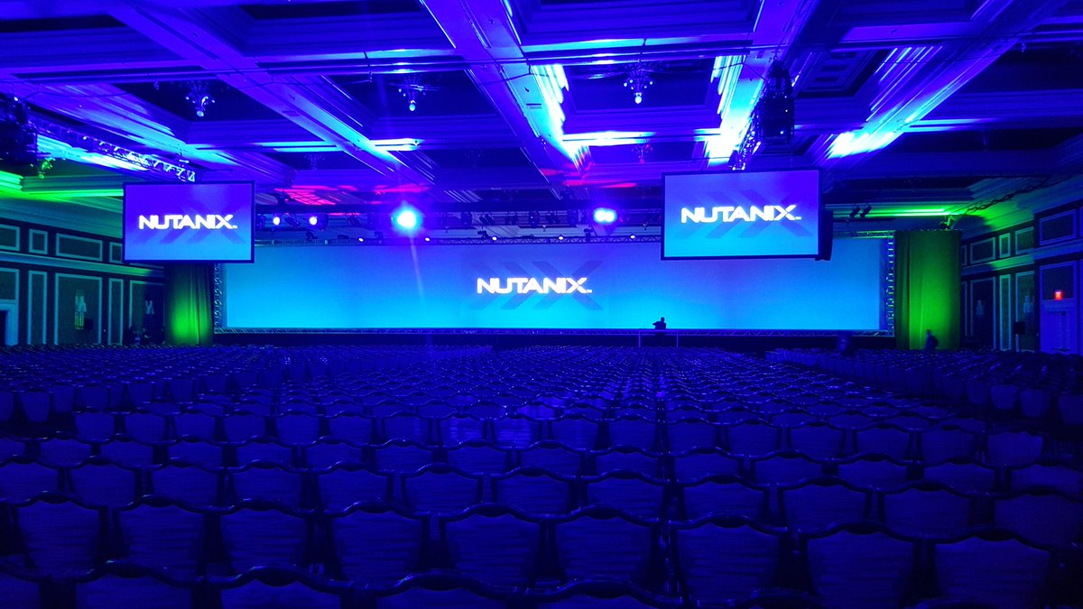 howardting's tweet photo. Quiet moments before the big bang! @nutanix #NEXTconf. #ThisRoomIsHuge https://t.co/n5DQ1NVGiV