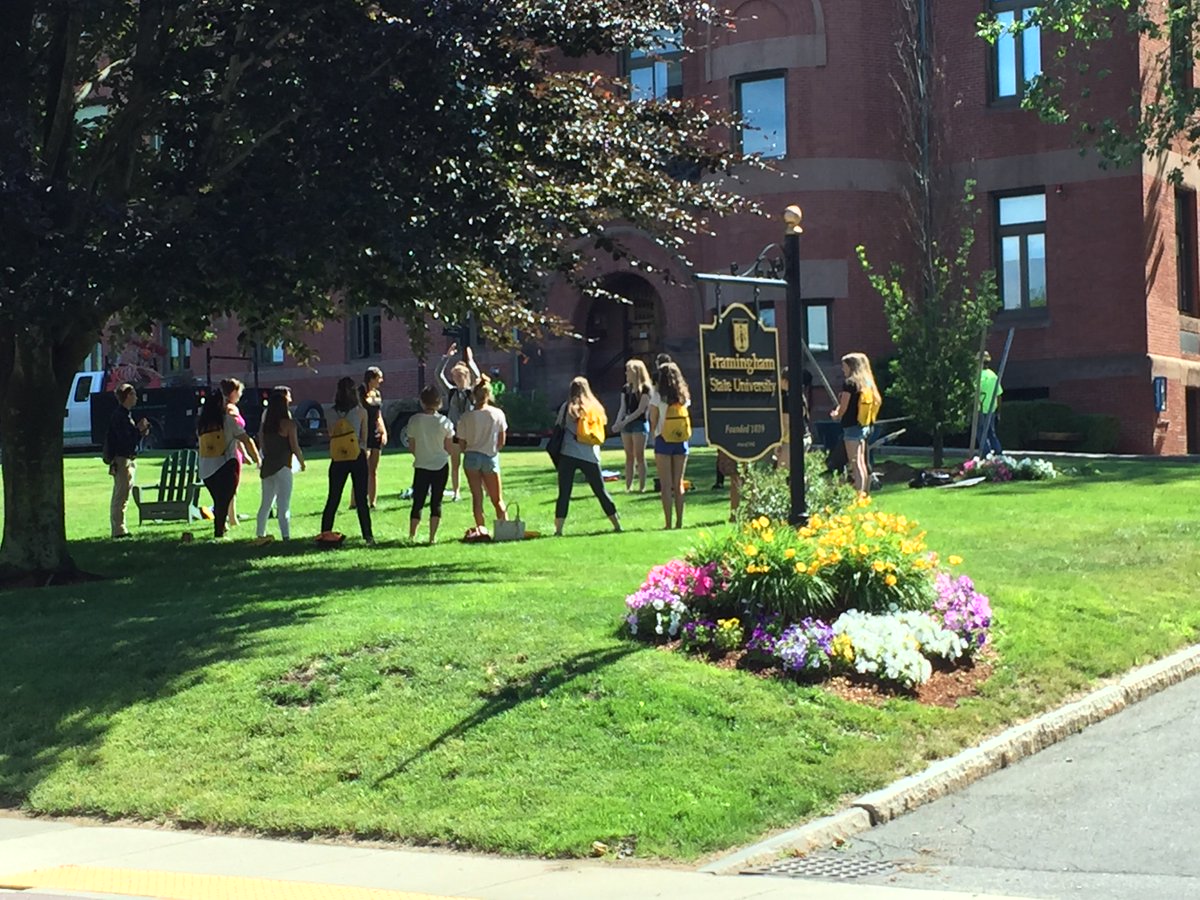 FraminghamU's tweet photo. Another beautiful day for orientation! #WelcomeToTheFRAMily #ClassOf2020 https://t.co/hGsxTNyARb