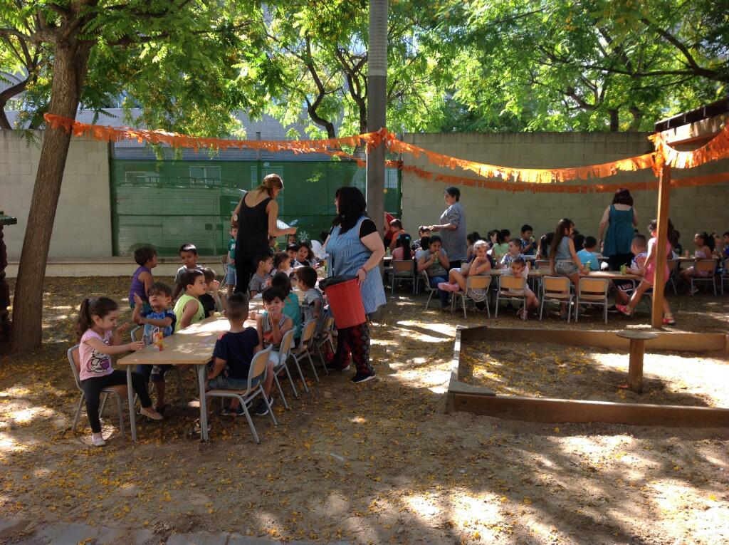 A educació infantil hem fet un esmorzar ben bó al pati!!