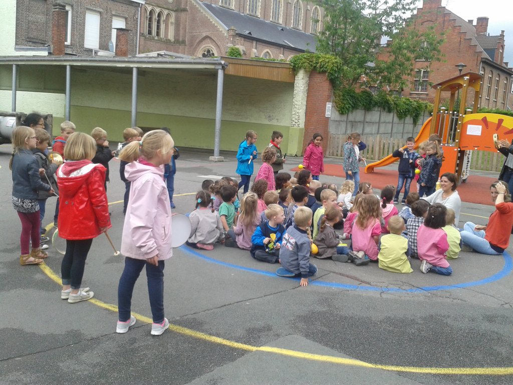 SainteMarie59's tweet photo. Charivari à Sainte Marie pour fêter la musique! https://t.co/8UIf6F9l7U