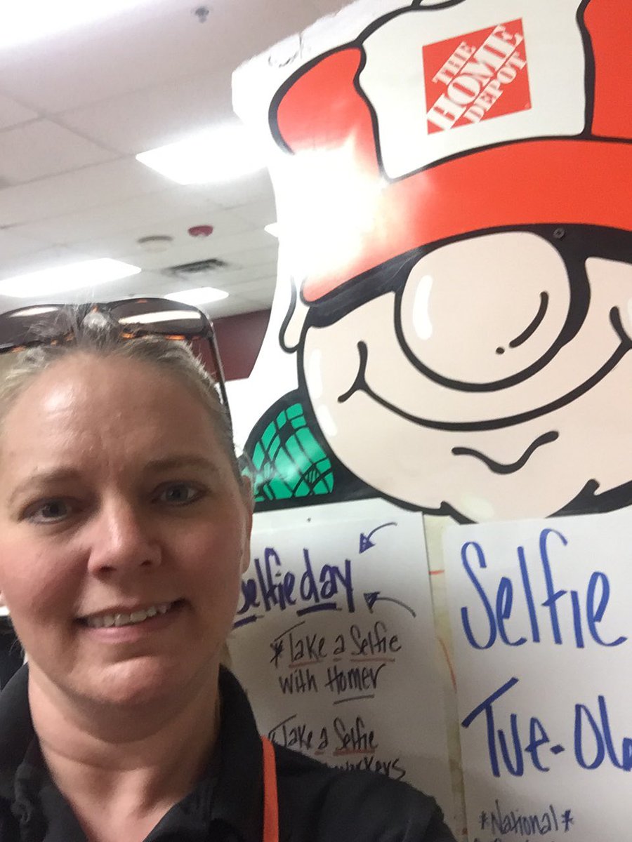 Selfie with Homer!! #MWJUN2016 <a href="/NEToledoTHD/">Toledo THD-Alexis Rd</a> @not_up_2_parr