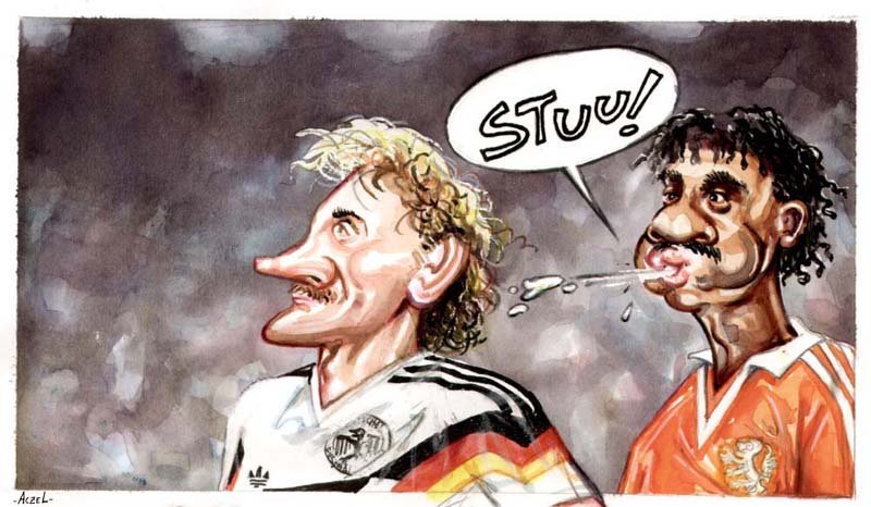 LaElastica10's tweet photo. Momento icónico en #Italia90. Como no recordar el affaire Rijkaard-Völler... ¡Si hubiera memes en aquella época...! https://t.co/YbFCdVbAIO