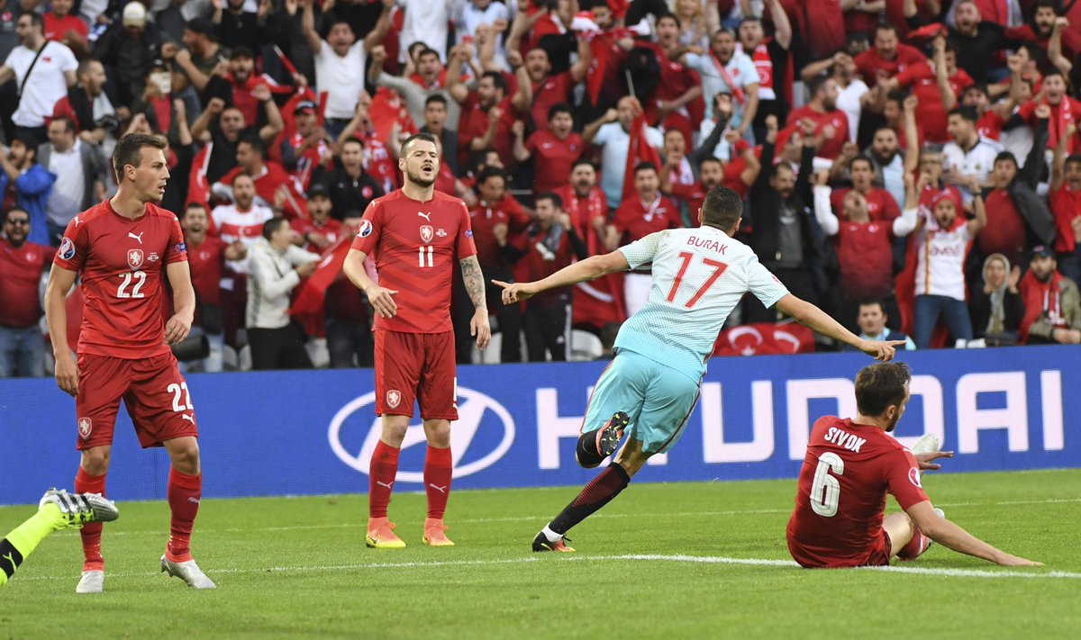 ntvspor's tweet photo. Burak Yılmaz'ın gol vuruşu #TUR #EURO2016 https://t.co/WROf4nnl6t