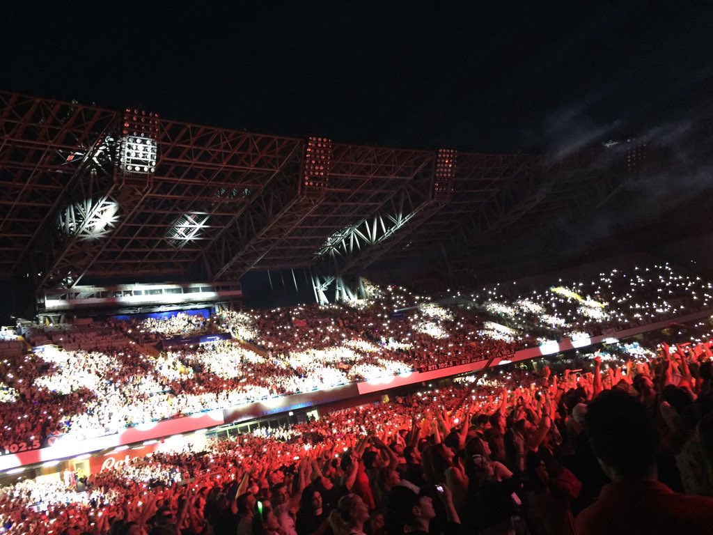 _GigiDAlessio_'s tweet photo. La magia dello Stadio San Paolo! #GigiStadioSanPaolo #LaBuonaTerra #MalaterraWorldTour https://t.co/yairTVG66N