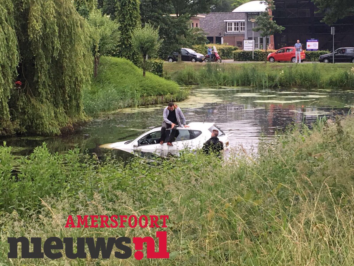 Auto raakt ter water in Nieuwland, bestuurder wacht op dak van auto op hulp van brandweer amersfoort.nieuws.nl/112/9136/auto-…
