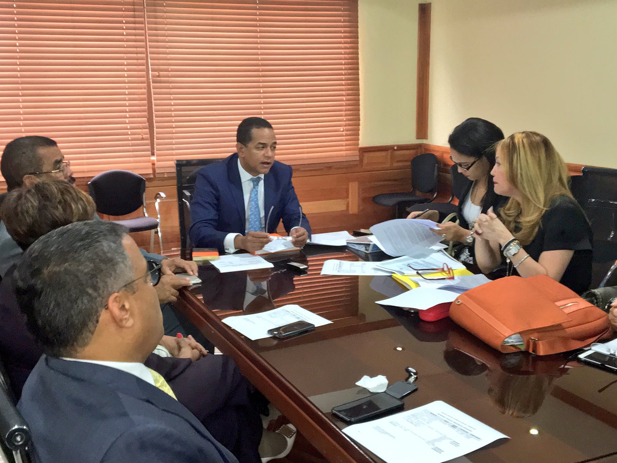 JCesarValentin's tweet photo. Presidiendo Comisión de Interior y Policía y Seguridad Ciudadana del @senadorepdom discutiendo proyecto ley del 911. https://t.co/qyzb5vNgcP