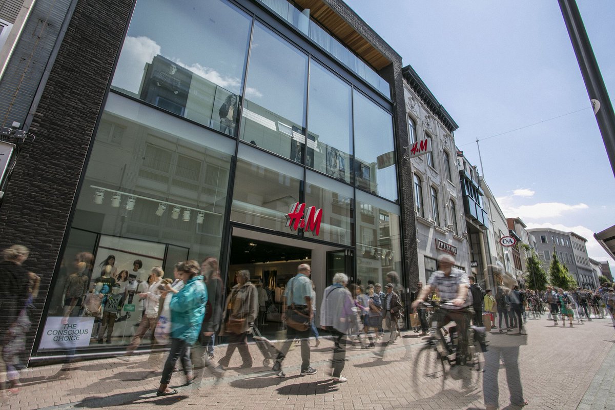 Bolero_BE's tweet photo. Bij @QrfCityRetail wacht men niet op de solden om te shoppen in @stadhasselt. Lees mee: https://t.co/YtJU14X4Ni