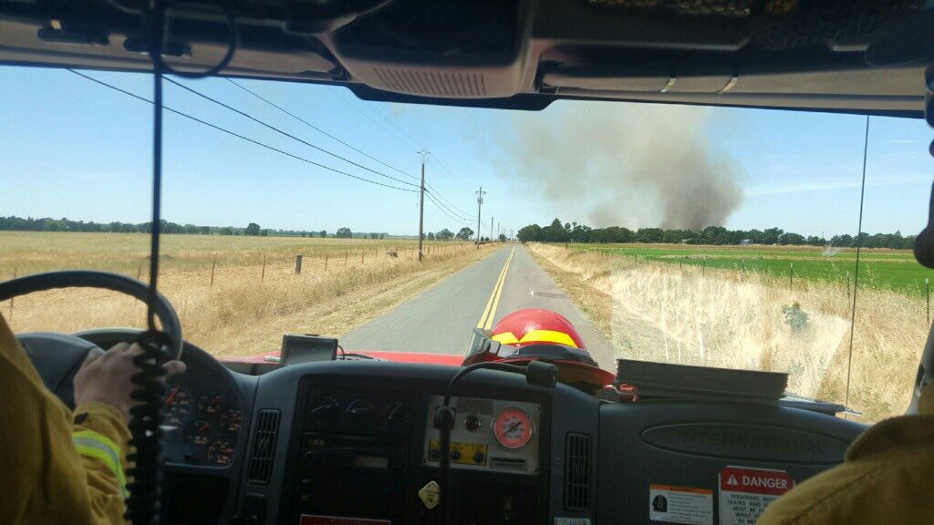 RocklinFire's tweet photo. #Rocklinfire responding to assist #CalFire /Placer County fire near Moore Rd in Lincoln area Structures threatened https://t.co/iMAzpowjyU