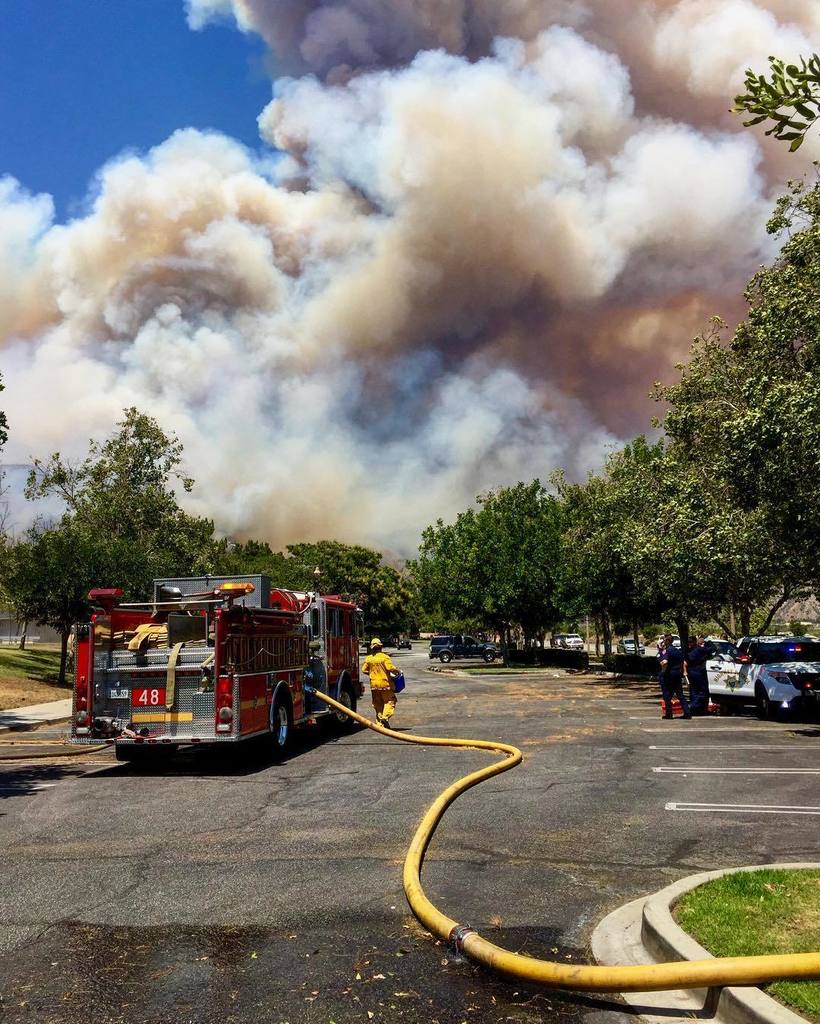 AlanSimmonsBFD's tweet photo. #losangeles #county #fire #engine #48 filling #copters at the #fishfire #wildfire #wildlan… https://t.co/8ight81oMW https://t.co/gSG00OYf0n