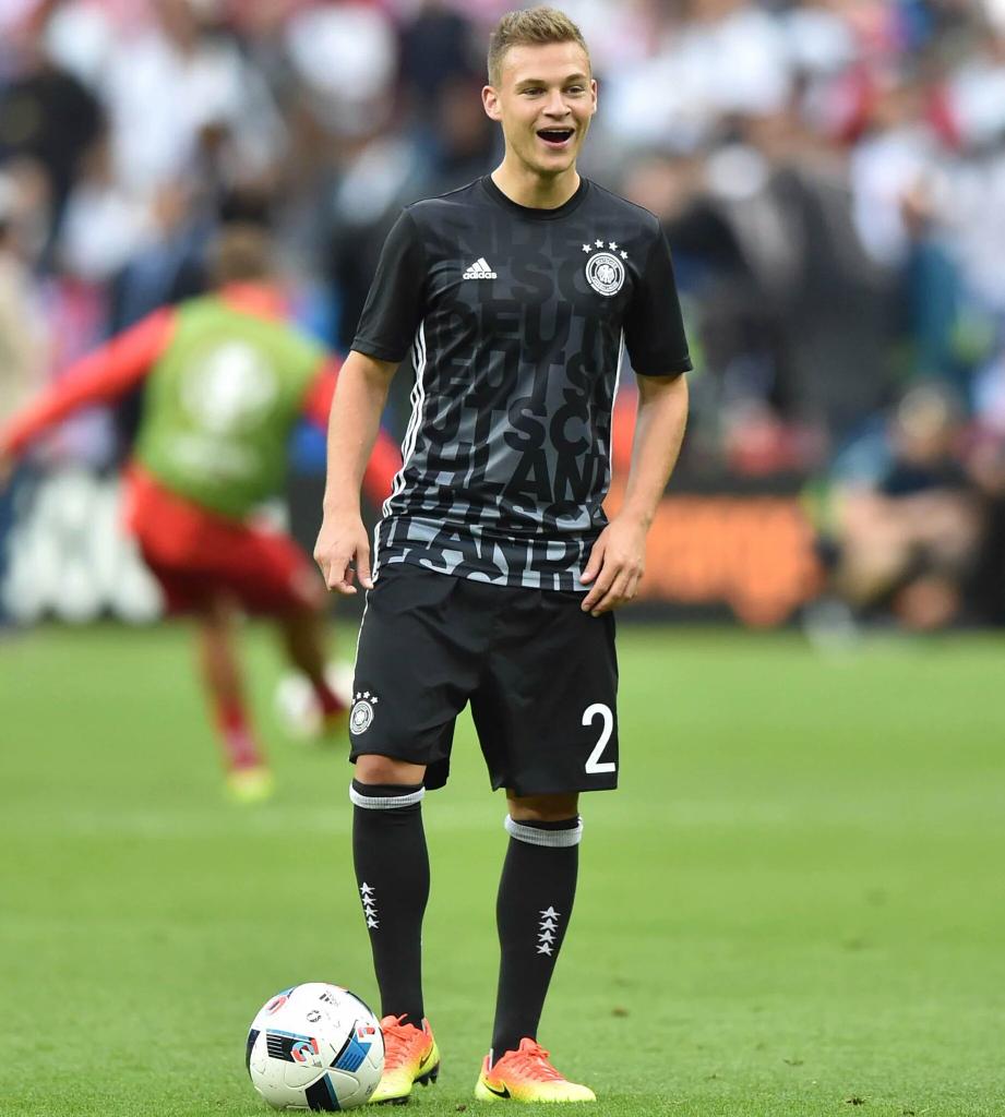 FCBayernES's tweet photo. ¡Enhorabuena, Joshua #Kimmich por tu debut en la @UEFAEURO ! ¡Suerte, Joshua! #NIRGER #EURO2016 https://t.co/2H83mdvQGo