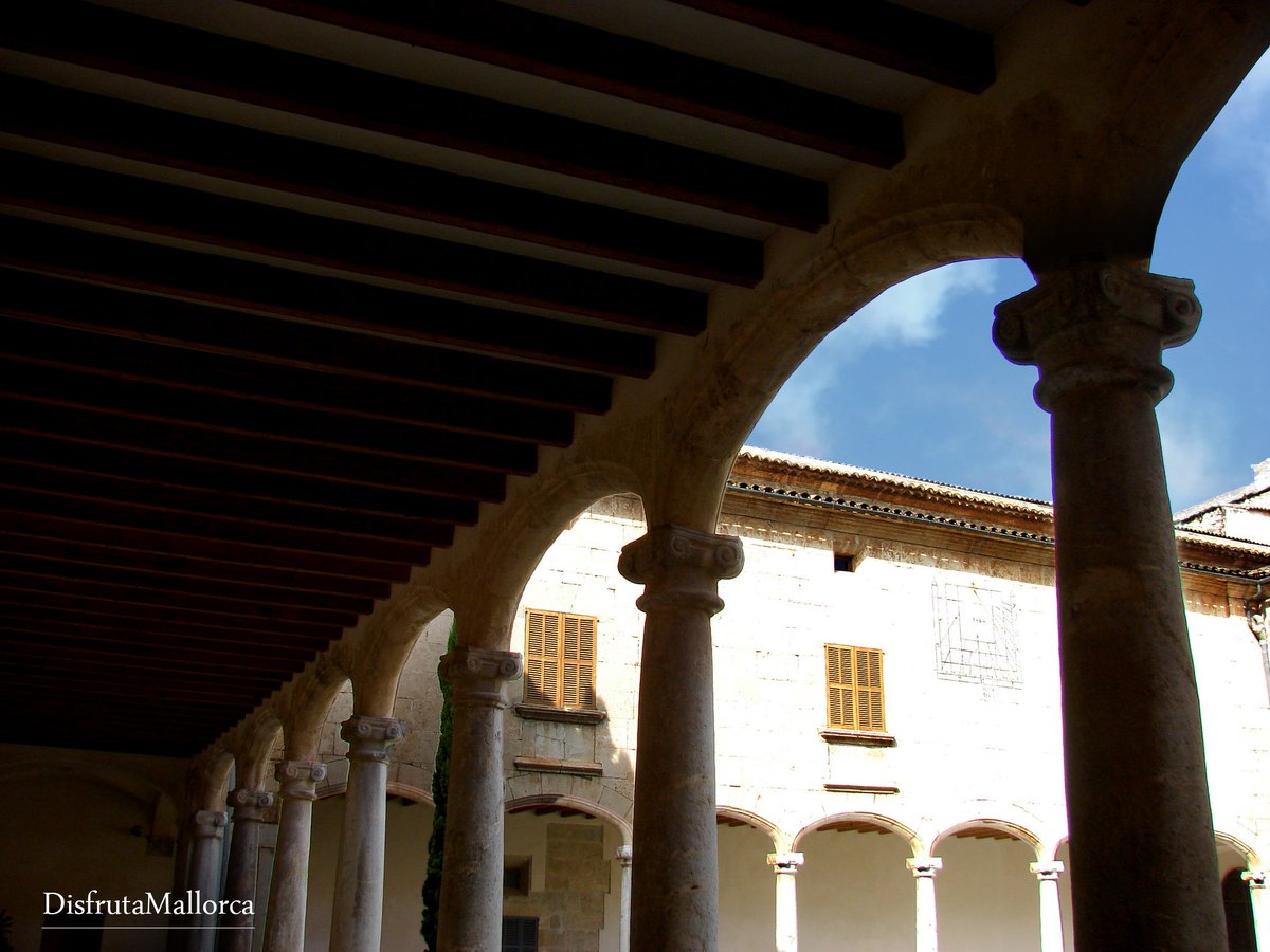 disfrutamallork's tweet photo. detalle del pórtico del "Claustro de la Iglesia de Sant Domingo" en Inca #incacity #incaciutat #Mallorca https://t.co/KJZlqC43qu