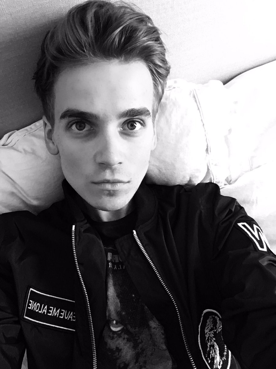 Joe_Sugg's tweet photo. Hair is chopped ready for #HTRUSA thanks @RichardWardHair ✂️ https://t.co/9dGrXnQANF