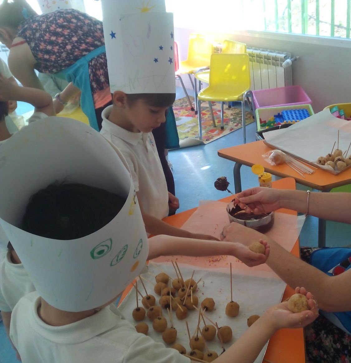 irlandesassoto's tweet photo. Hoy, en Infantil, taller de cocina "Yummy in my Tummy" qué bien nos lo hemos pasado #empapa2 de dulce https://t.co/L8csmPa7MI