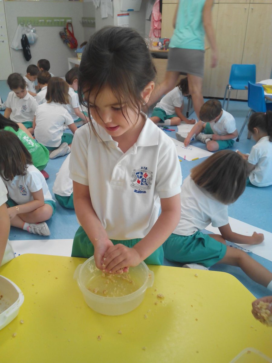 irlandesassoto's tweet photo. Hoy, en Infantil, taller de cocina "Yummy in my Tummy" qué bien nos lo hemos pasado #empapa2 de dulce https://t.co/L8csmPa7MI