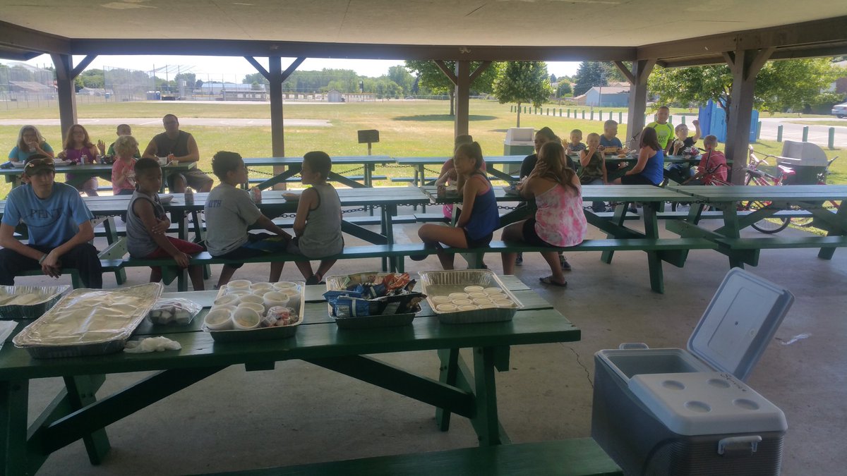 ebireslimon's tweet photo. Our biggest turn out for our summer feeding , at Brentwood, :) https://t.co/E6xcFbERgs