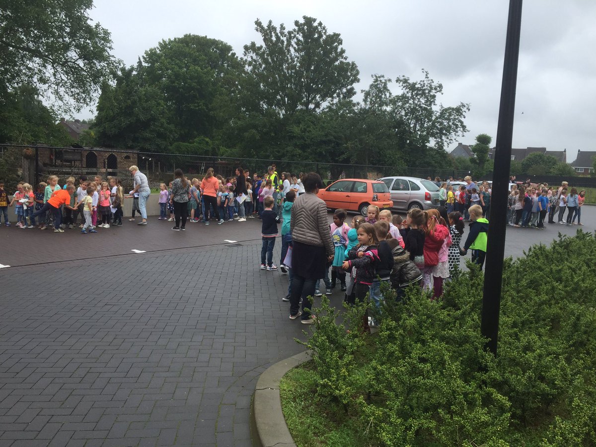 ojbstreebeek's tweet photo. De ontruimingsoefening van de brede school ging erg goed. Ruim binnen de marge was het hele gebouw leeg! #treebeek https://t.co/s2oXPkl6wW