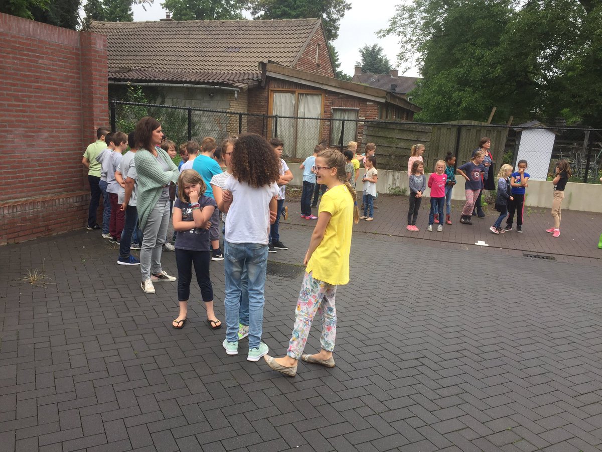 ojbstreebeek's tweet photo. De ontruimingsoefening van de brede school ging erg goed. Ruim binnen de marge was het hele gebouw leeg! #treebeek https://t.co/s2oXPkl6wW