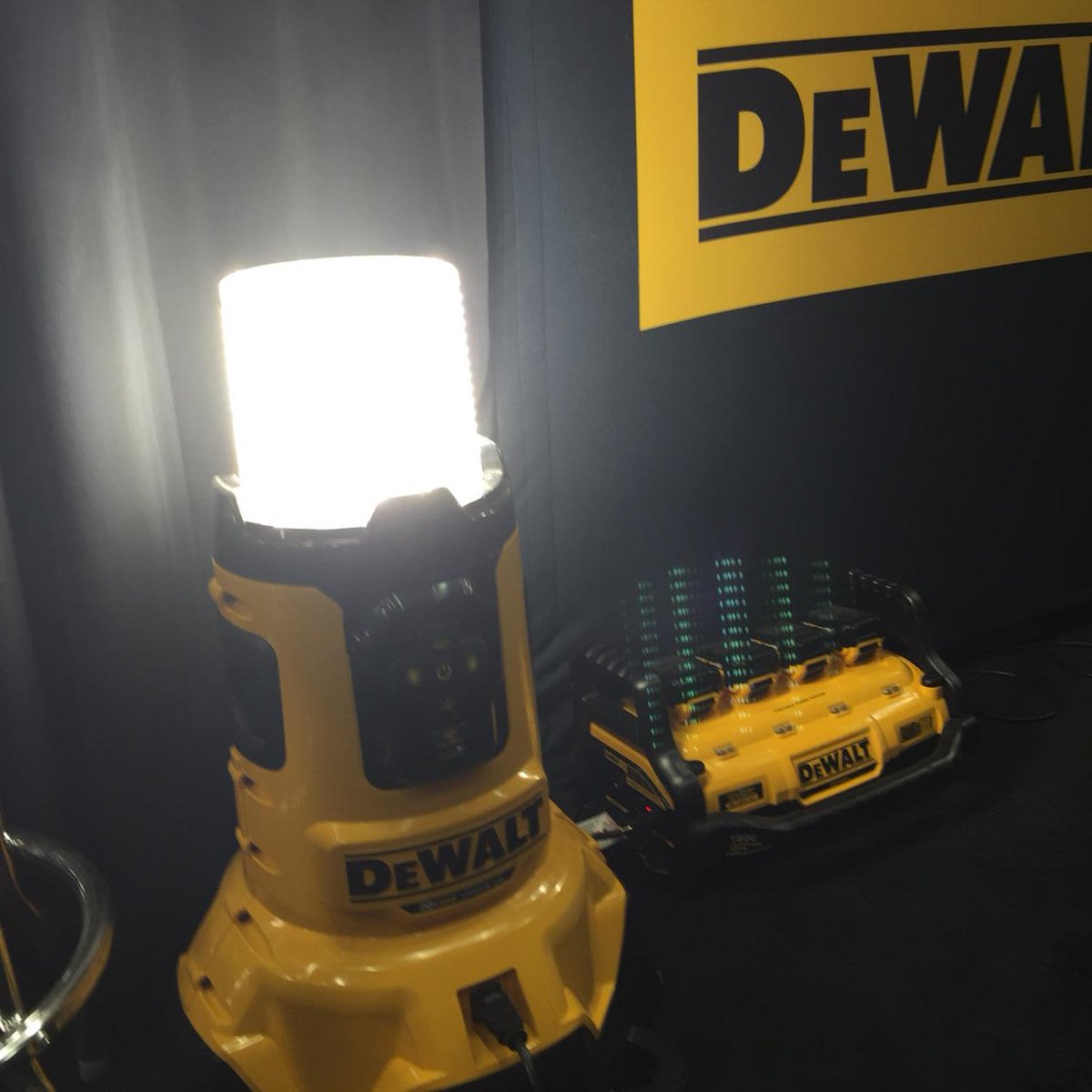 ContrToolSource's tweet image. Dewalt's new LED Jobsite light. Uses 60 v max batteries and can recharge batteries when on ac power