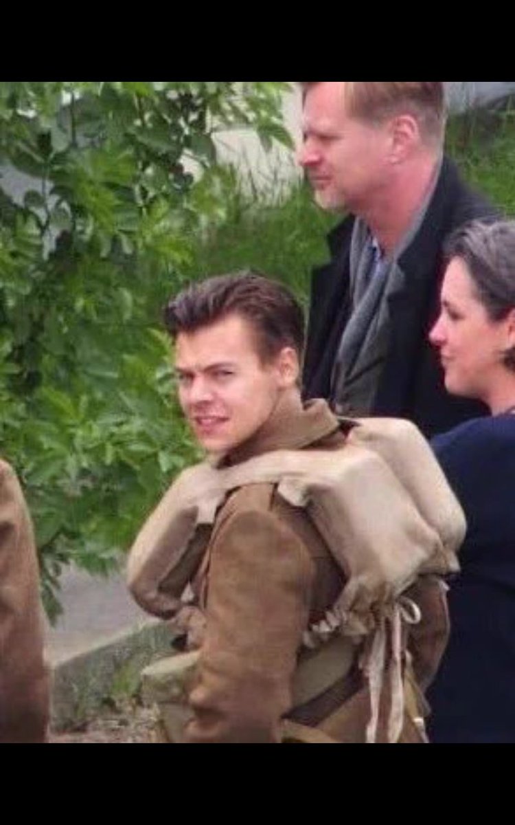 prayingforlarry's tweet photo. Harry noticing the camera appreciation tweet.
#BLAOneDirection @NordoffRobbins1 https://t.co/QHLTBWHBpR