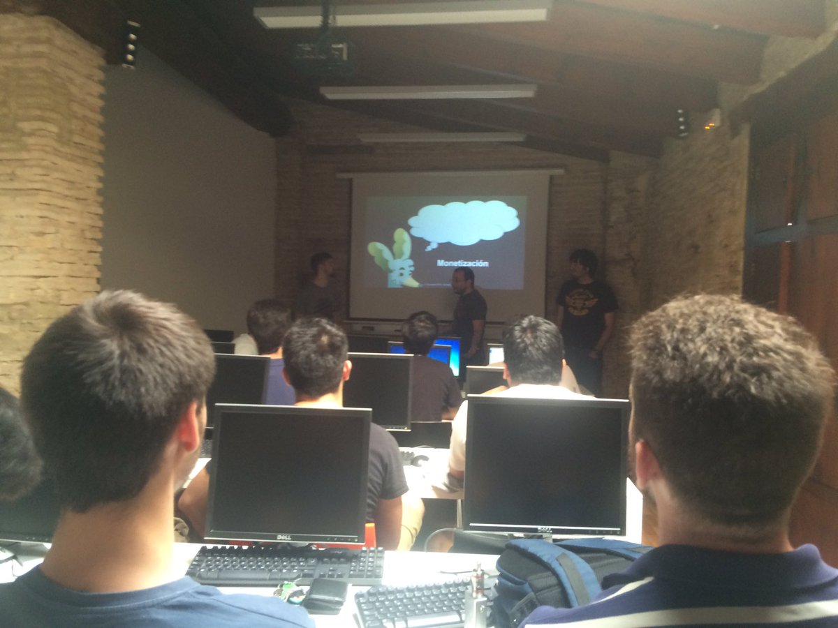 ESAT_Valencia's tweet photo. Presentando los pitch deck de proyectos final carrera de programación  de #videojuegos #ESAT_Proyectos @TaikuriESAT https://t.co/TbGEluQZ65