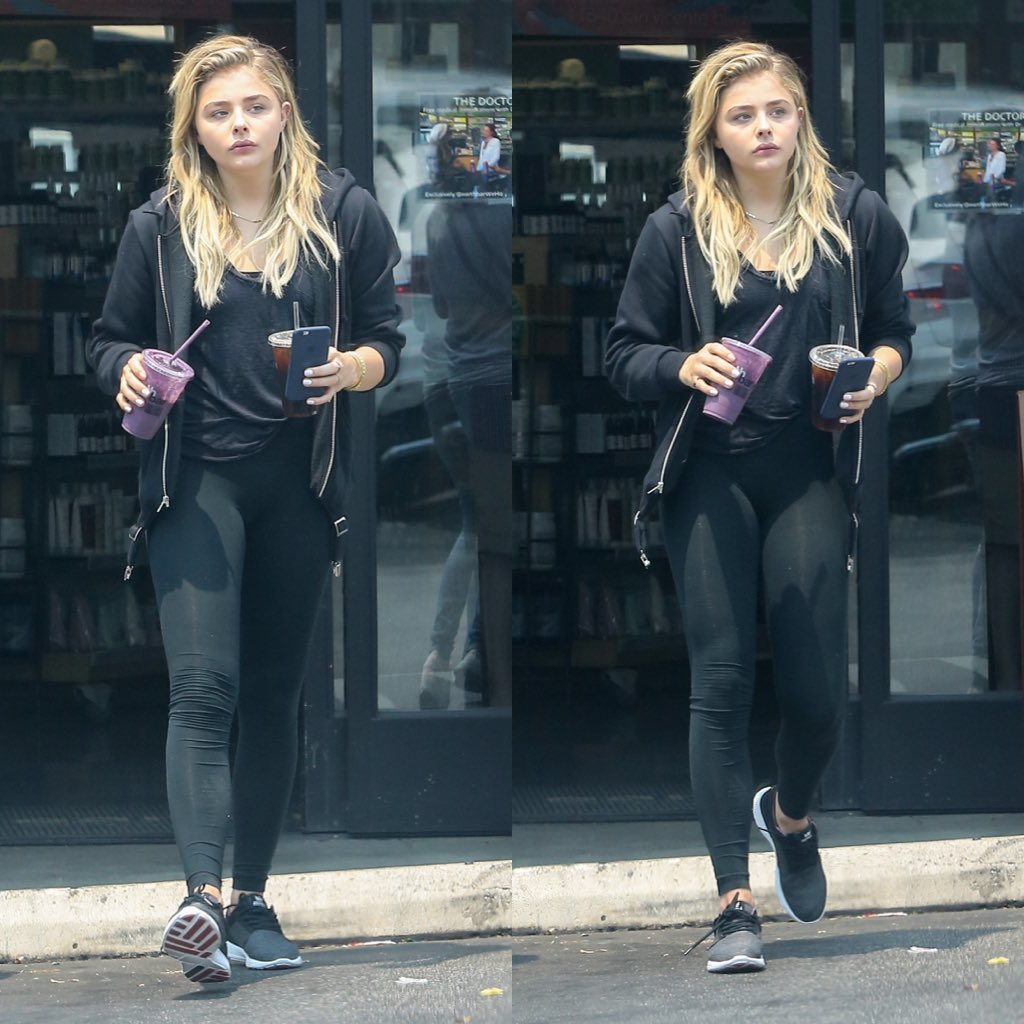 chloegmorretz1's tweet photo. I'm back! :-)@ChloeGMoretz https://t.co/ATSLh3MSmf