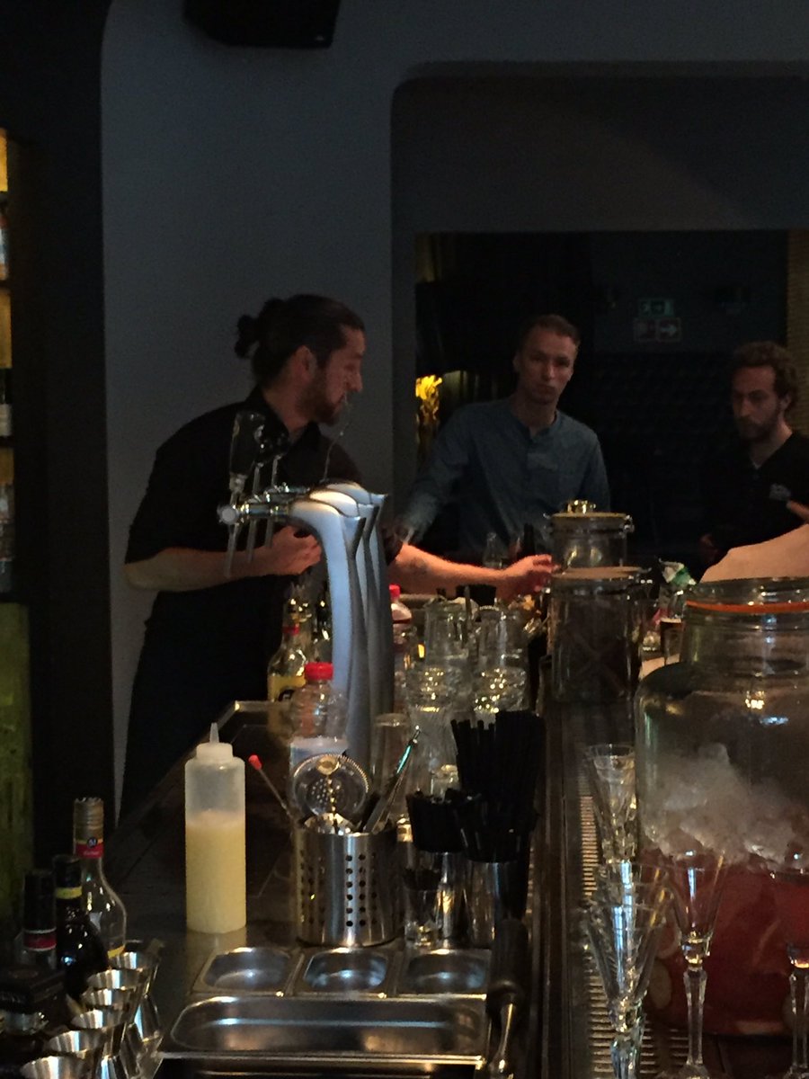 WouterVBalveren's tweet photo. Speech @erikdegans van @SumCapNL #Demain bereidt officieel eerste glas #SumCap cocktail voor wethouder @benvanhees https://t.co/KRIMXqCCUE
