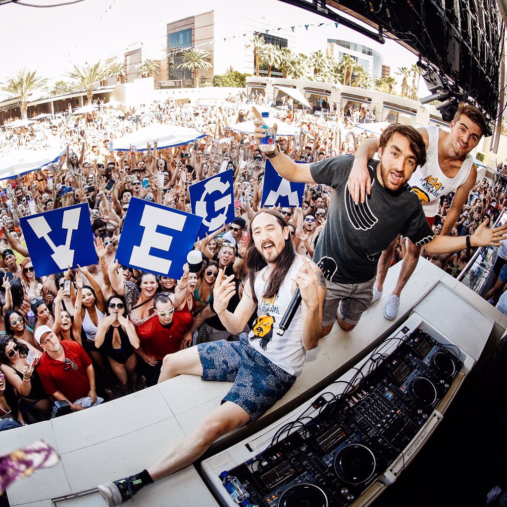 Squad goin up on a Monday @wetrepublic. 🙏🏼🙏🏼🙏🏼 to @drewtaggart @thechainsmokers @oliverheldens #aokisplayhouse https://t.co/wkzRZTSheL