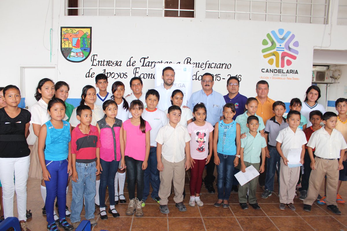 ChavaFarias1's tweet photo. Acompañe al director general de @fpablogarcia @JorgEsqRuiz en la entrega de Becas a estudiantes del Municipio https://t.co/RLlXwPklCl