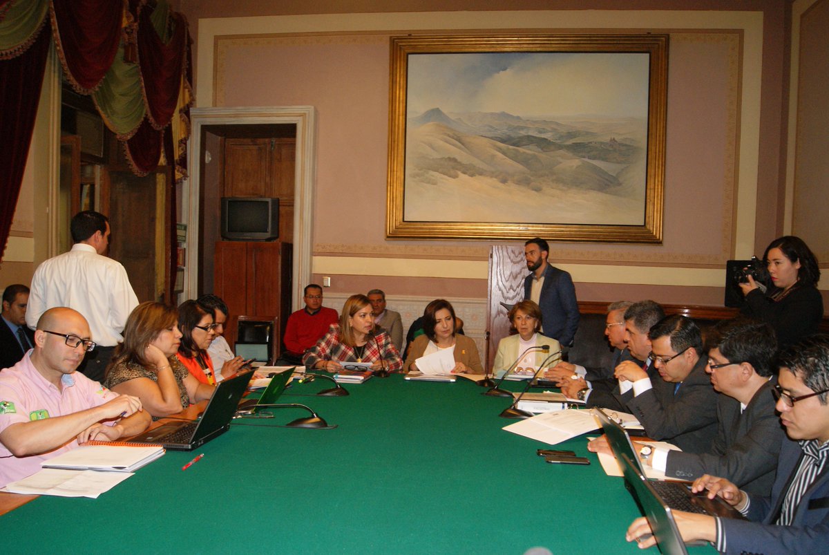 DipVerdeGto's tweet photo. Trabaja @BetyManrique en Mesa Unidas Hacienda y Gobernación con funcionarios del Ejecutivo iniciativa del Gobernador https://t.co/UBpXAJPAD4