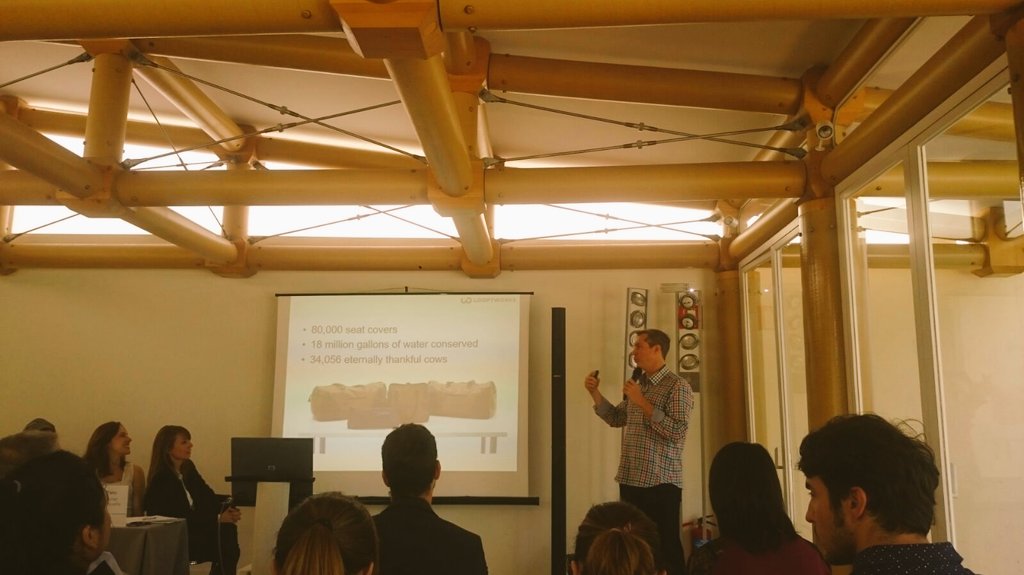 Dress60es's tweet photo. Estuvimos @IEbusiness escuchando entre otro a @looptworks y #KavitaParmar  sobre #fashion #tech #sustainability. https://t.co/LBcEFfdSLf