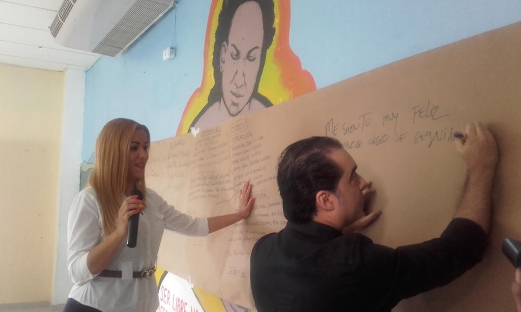 FiestaMusicaPTY's tweet photo. Estamos creando una canción con los artistas @YigoSugasti @Alex7raiz y @GretelGaribaldi  para la #fdlm2016! #taller https://t.co/tmKnm02lv0