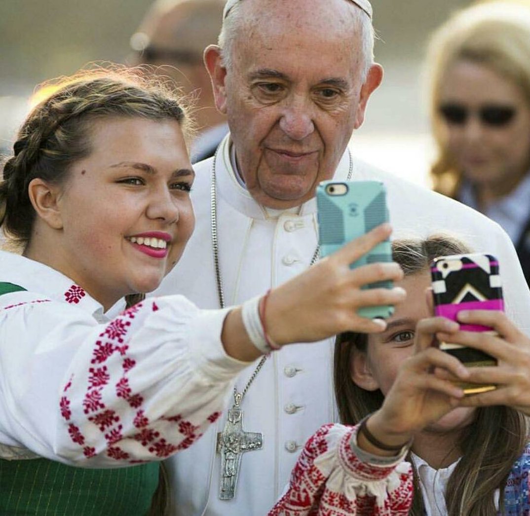 PopUpPope's tweet photo. Nothing beats a #PopeFrancis selfie, especially with the real @Pontifex #NationalSelfieDay https://t.co/oI2x0ObUTB