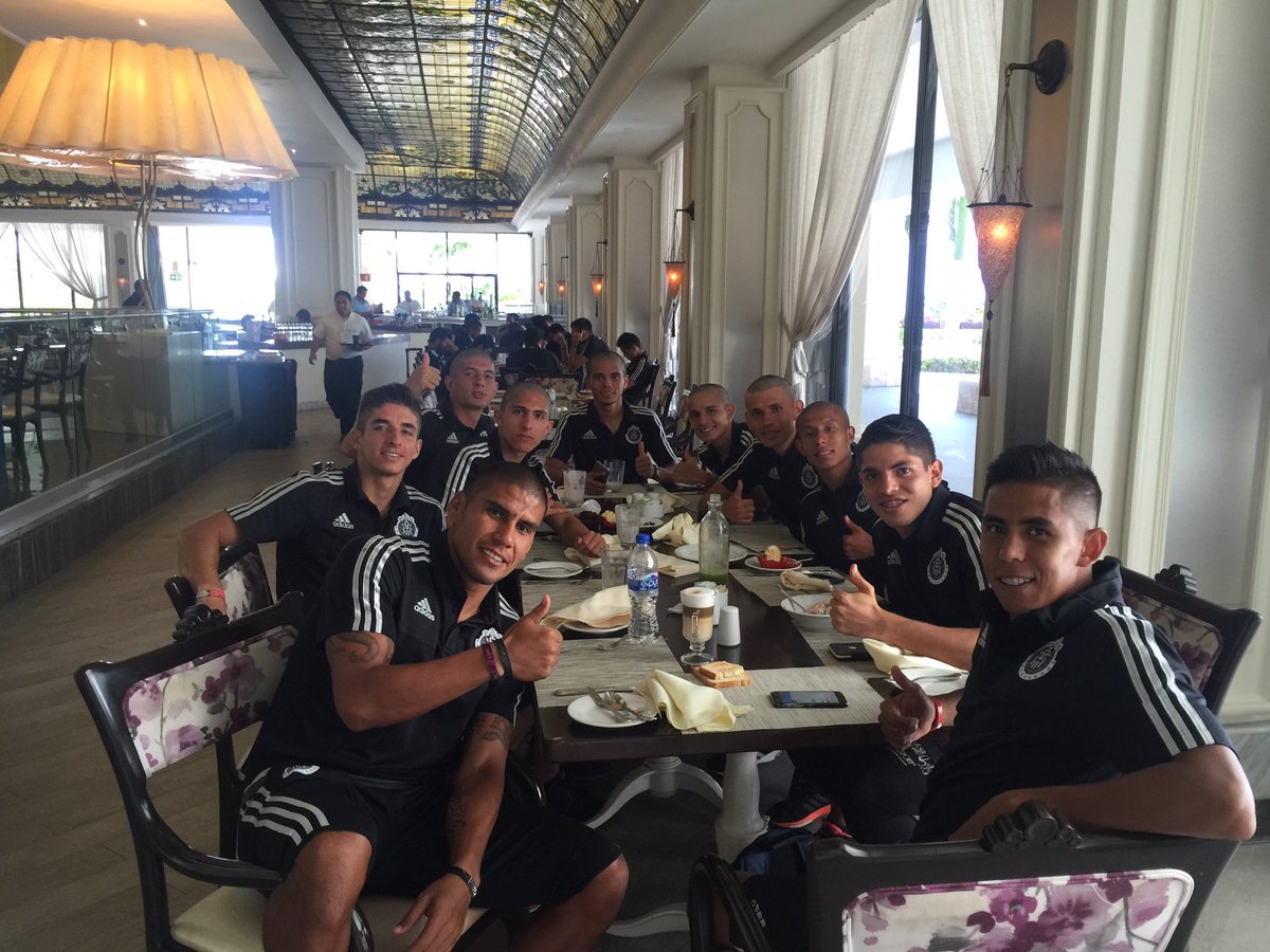 Con la banda, <a href="/brizuela27_cone/">Brizuela</a> <a href="/miguelnuno24/">Miguel Nuño</a> Alan Cervantes @edsontorres1037  <a href="/picholazaro/">josue lazaro</a> <a href="/Calde11Avion/">Néstor Calderón</a> <a href="/CharliCvl/">carlos villanueva</a>