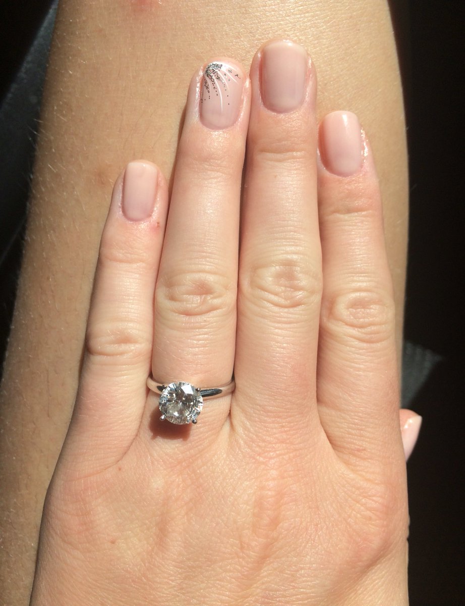KateTodd's tweet photo. Pretty, clean nails with a small design for a bit of a summer thrill 😝 https://t.co/y247XjuD2s