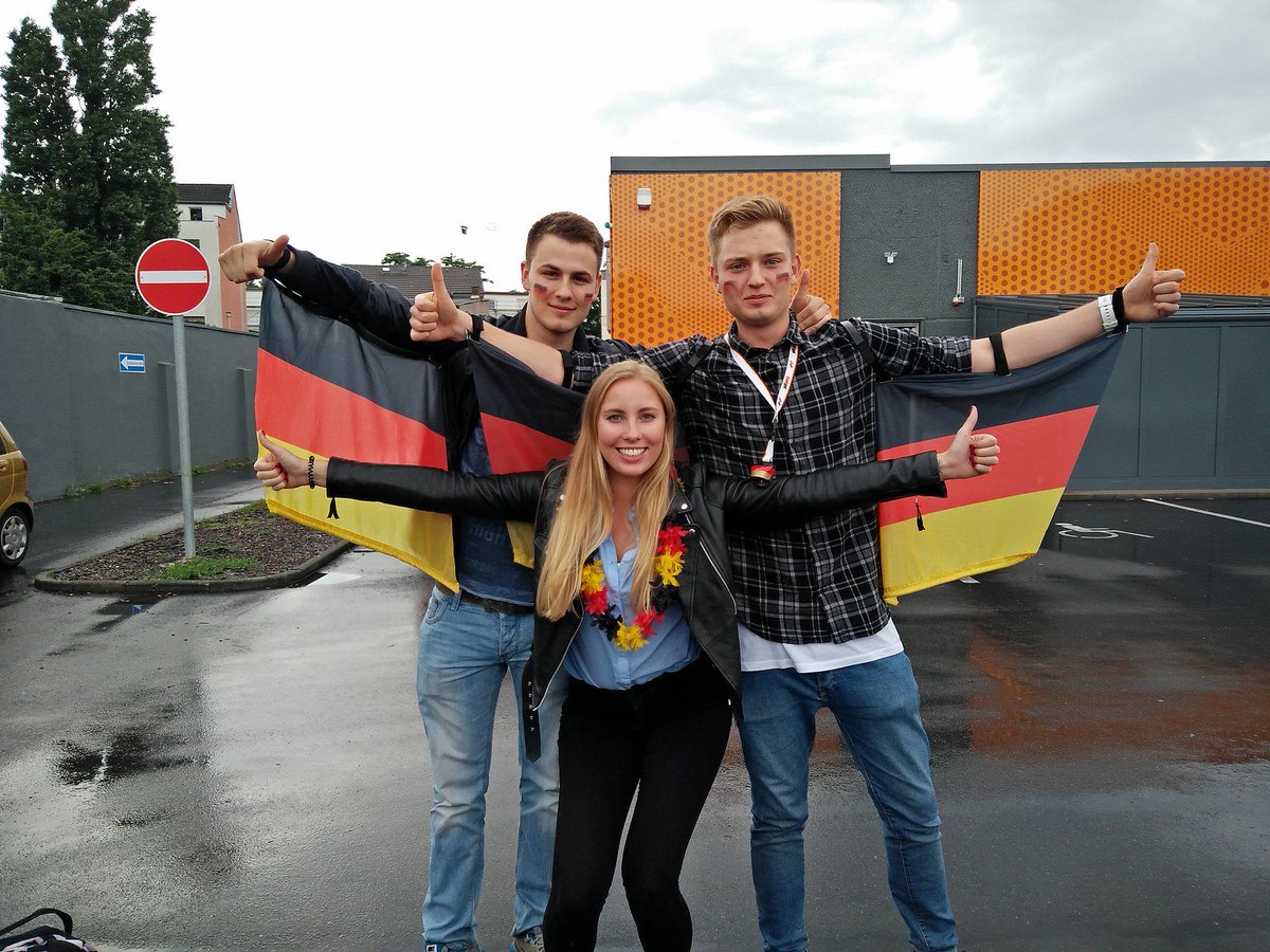 RaulStephie's tweet photo. Auf dem Weg zum Public viewing.... #armfahnen #jederfürjeden #NIRGER #EURO2016 https://t.co/xgmhYIXmDZ