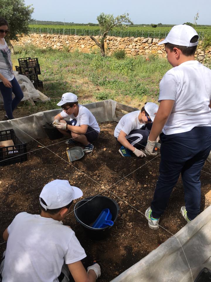 ProfiloGreco's tweet photo. Missione Archeologo Estate riparte con un gruppo della colonia estiva del Comune di Erchie presso Masseria le Fiatte https://t.co/T4WxTv08Np